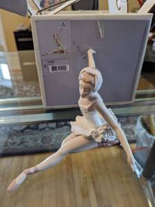 lot 273 image: Vintage Lladro Ballet Cisne Figurine