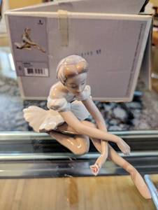 lot 274 image: Vintage Lladro Ballet De La Rosa Rose Ballet Figurine