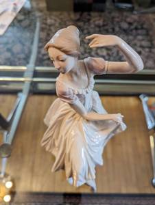 lot 278 image: Vintage Lladro Weary Ballerina Figurine