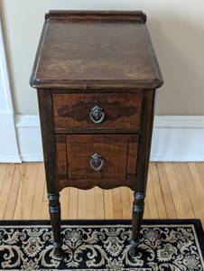 lot 284 image: Old Side Table