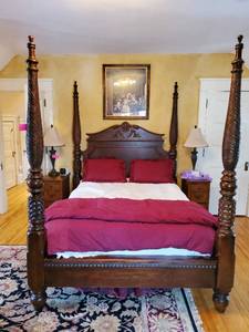lot 365 image: Old Victorian Style Full Size Poster Bed