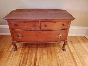 lot 392 image: Old Dresser