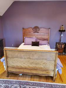 lot 397 image: Old Queen Size Bed