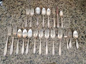 lot 315 image: Collection of Silverplated Silverware