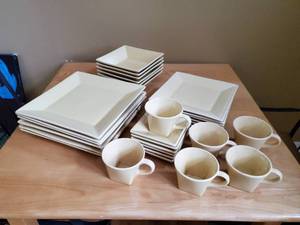 lot 220 image: Set Of Williams-Sonoma Dinnerware