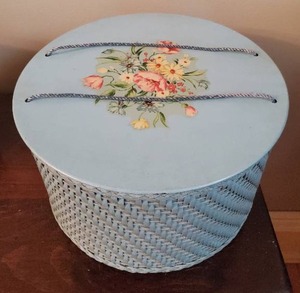 lot 255 image: Vintage Harvey Sewing Basket