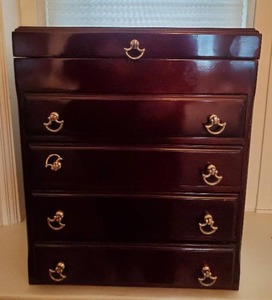 lot 257 image: Large Jewelry Chest