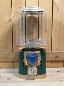 lot 35 image: Silent Salesforce SSF 25 Cents Gumball Candy Machine with Key