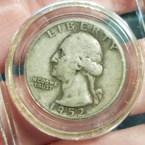 lot 12 image: 2 SILVER WASHINGTON QUARTERS IN GLASS