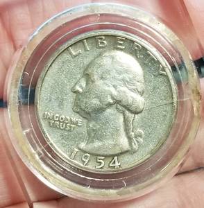 lot 21 image: 2 SILVER WASHINGTON QUARTERS IN GLASS