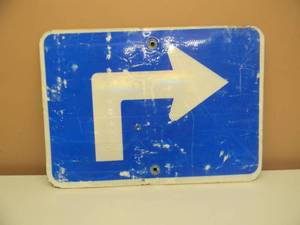 lot 25 image: VINTAGE - METAL RIGHT TURN ARROW STREET SIGN - APPROX 21By 16 - GREAT PIECE - SEE PICTURES
