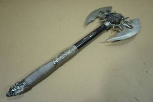 lot 41 image: Fantasy Axe with Skull