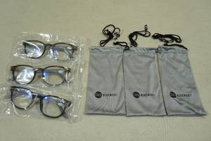 lot 126 image: 3 Pairs Bluemoky Blue Light Reading Glasses -1.50