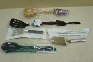 lot 140 image: Assorted Kitchen Utensils -Bamboo Ladle, Spatulas, Peeler, Serving Knife