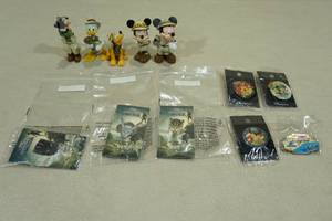 lot 187 image: Disney Mickey and Friends Safari Set with Pins