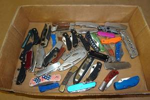 lot 225 image: Large Assortment of Pocket Knives