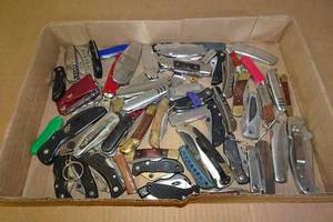 lot 226 image: Large Assortment of Pocket Knives