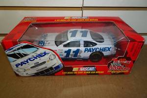 lot 243 image: Racing Champions 124 Scale Die Cast Car - #11 Brett Bodine