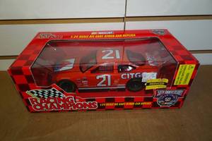 lot 246 image: Racing Champions 124 Scale Die Cast Car - #21 Michael Waltrip