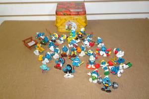 lot 281 image: Vintage Smurf Figures
