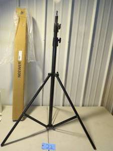 lot 22 image: NEEWER Pro 9feet260cm Spring Loaded Heavy Duty Photo Studio Light Stand