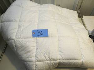 lot 36 image: Queen Pillow Top Mattress Pad Quilted Fitted Mattress Protector