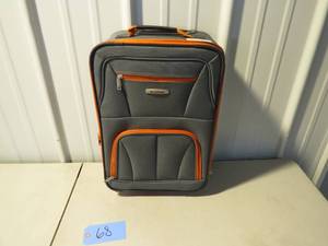 lot 68 image: Rockland Suitcase with Travel bag - 20 x 13