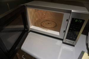 lot 9 image: Emerson Counter Top Microwave Oven With Stainless Steel Finish
