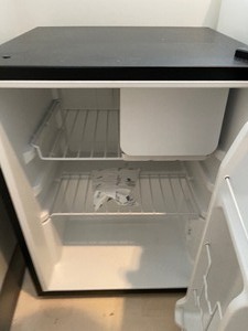 lot 17 image: Emerson Mini Refrigerator