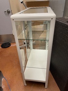 lot 30 image: White Glass 2 Door Retail Display Cabinet