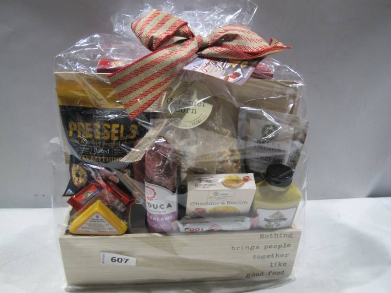 lot 607 image: NEW Houdini Gourmet Foodie Gift Crate