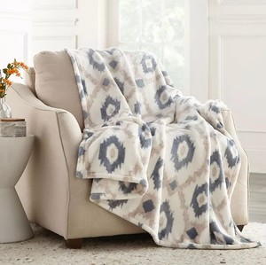 lot 555 image: NEW Members Mark Lounge Throw, 60 x 70 - Haven Geo