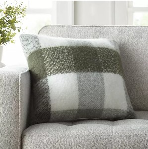 lot 458 image: NEW Pair of Members Mark Decorative Throw Pillows, 20 x 20 - Green