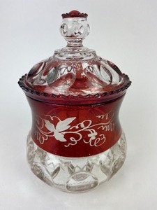 lot 48 image: Vintage Tiffin Kings Crown Thumbprint Pattern Covered Sugar Bowl, Spooner  & 3 Juice Glasses with Various Etching