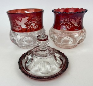 lot 46 image: Vintage Tiffin Kings Crown Thumbprint Pattern Covered Sugar Bowl & Spooner with Grape Leaf Etching