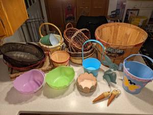 lot 431 image: Hoppy Easter Fun Items To Put All Those Goodies In L