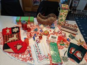 lot 437 image: Happy Holidays. Ornaments, Table Cloth Hand Towels L