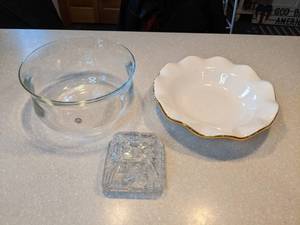 lot 439 image: Beautiful Glass Bowls & Dish L