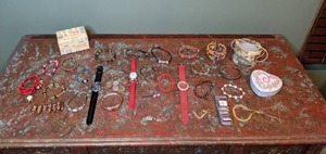 lot 422 image: Watches, Bracelets & Jewelry Boxes L