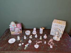 lot 425 image: Precious Moments L