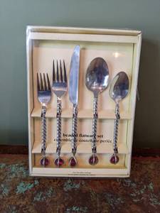 lot 429 image: Pier 1 Imports Beautiful Beaded Flatware L