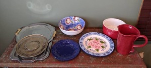 lot 430 image: Fun Kitchen Items- Bowls, Trays and Pitchers L
