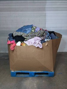 lot 61 image: Resellers Party 48 Wide Box of Womens Pre-Owned Clothing B