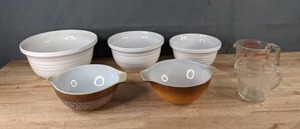 lot 116 image: Vintage Pyrex Casseroles and Set of Stoneware Nesting Mixing Bowls B