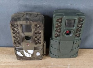 lot 33 image: Moultrie W-40i 18mp Game Camera and Moultrie W-35i 16mp Game Camera  B