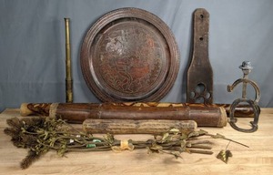 lot 158 image: Assortment of Winward Silks Sea Holly Leaves, Leaf Wall Hanging Dcor, Decorative Carved Wooden Circle and More B