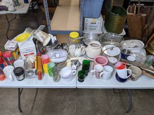 lot 151 image: Assortment of Kitchen Housewares B