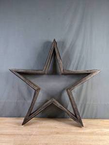lot 207 image: Decorative Wooden Star  F