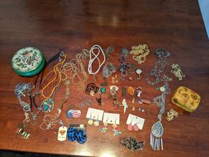 lot 421 image: Jewelry Necklaces Brooch Rings L
