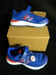 lot 72 image: Kids New Balance Blue Shoes Size 13.5 Wide